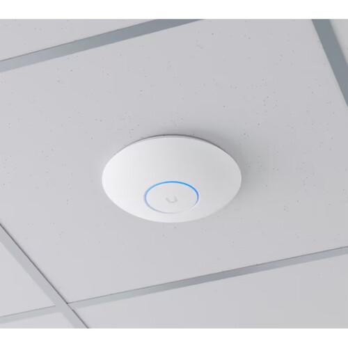 Ubiquiti UniFi U7 Pro WiFi 7 無線 AP 安裝於牆壁,簡約白色外觀,支援 2.4GHz / 5GHz / 6GHz 三頻 WiFi 7,適合商業與家庭網路。